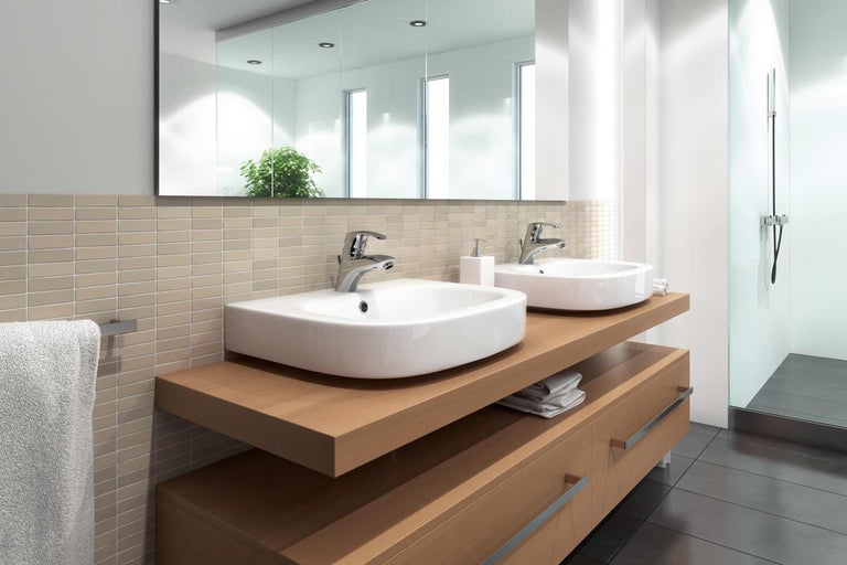 Kúpeľňa s dvojitým umývadlom, zrkadlovou skrinkou a sprchou