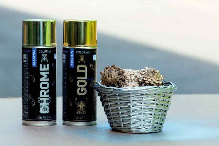 Dve plechovky Maston ColorMix, jedna chrómová, jedna zlatá, vedľa košíka so zlatými šiškami