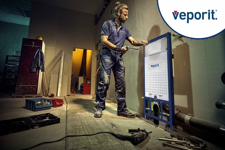 Inštalatér montuje inštalačný prvok pre závesné WC značky Veporit na stavbe.