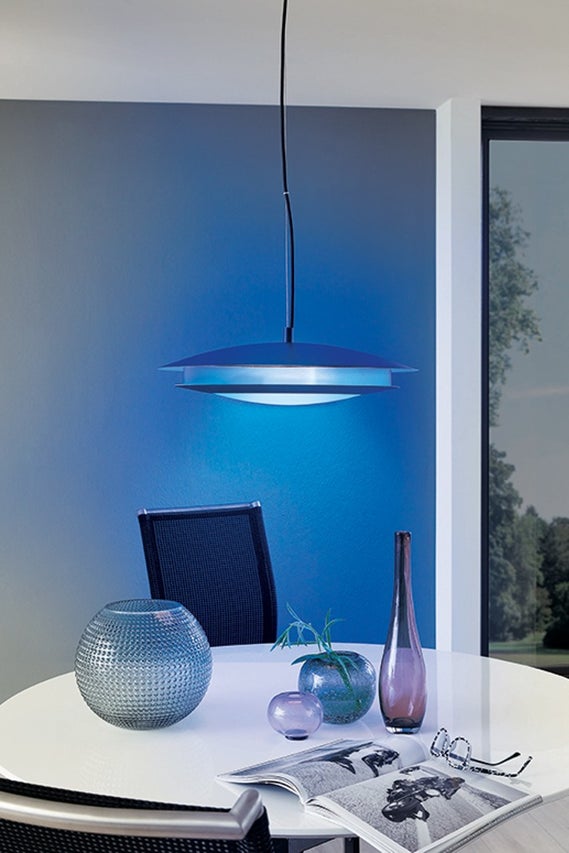 Závesná lampa nad stolom s dekoráciami a časopisom