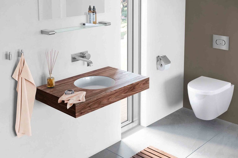 Moderná kúpeľňa s dreveným umývadlom, toaletou a doplnkami
