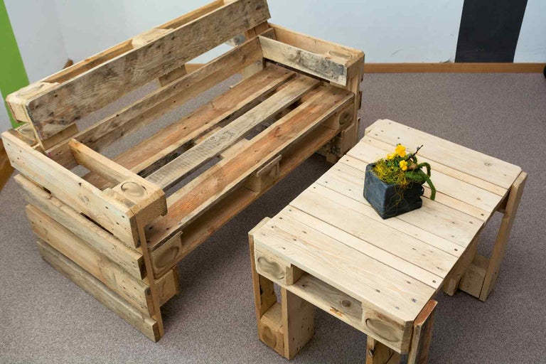 Sada nábytku z paliet s lavicou a stolom
