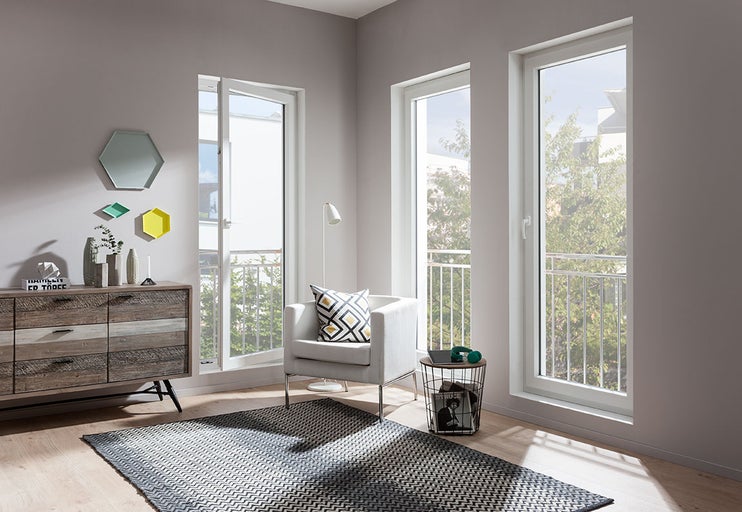 Obývacia izba s oknom, kreslom a komodou