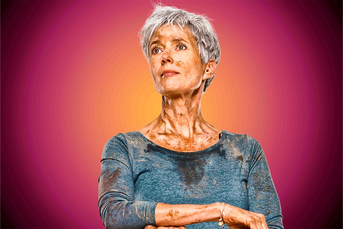 Portrét ženy so špinou na tvári a oblečení