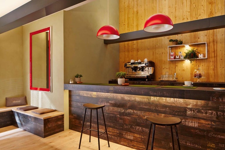 Bar s pultom, barovými stoličkami, zrkadlom, dekoráciou, policami, lavicou a osvetlením