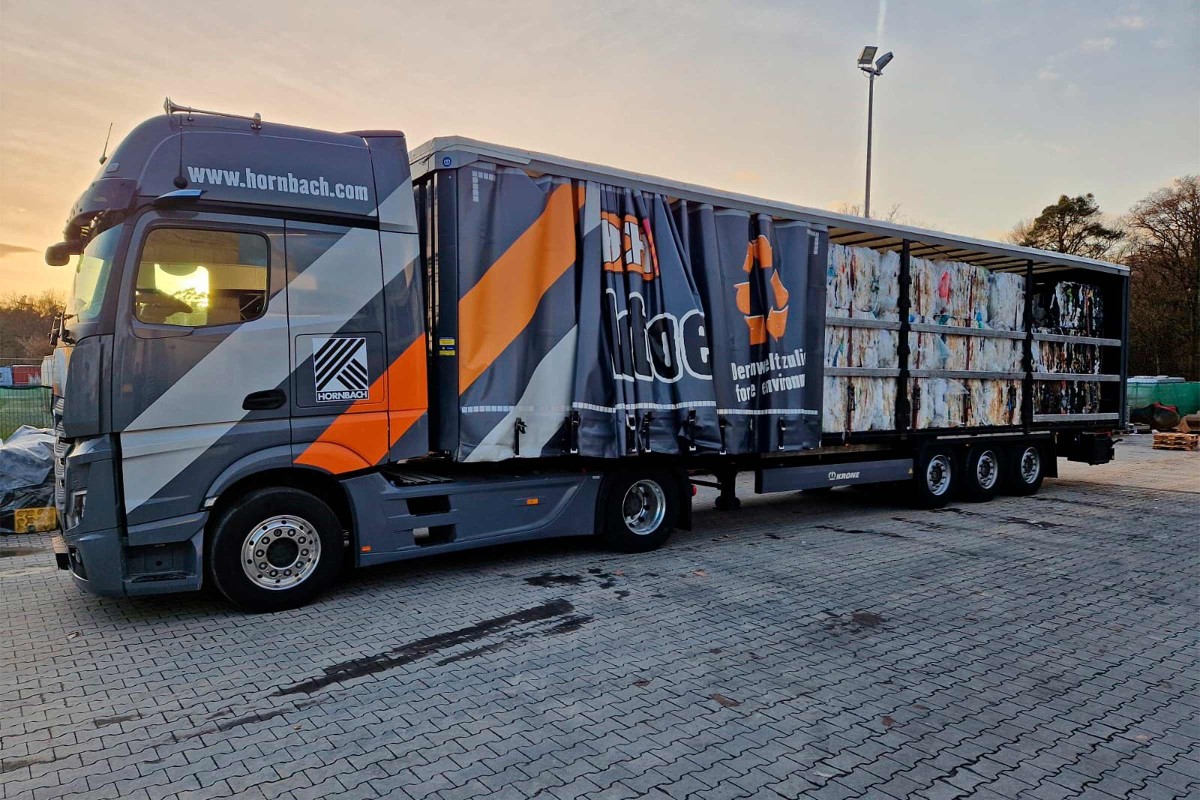 Nákladné auto s logom Hornbach prepravuje recyklovaný materiál.
