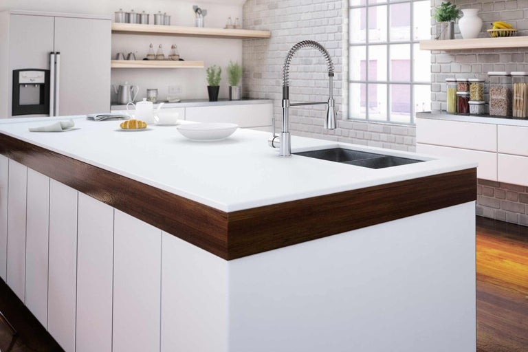 Kuchynský ostrovček s drezom, batériou a bielou pracovnou doskou