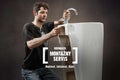 Montér inštaluje umývadlo s batériou; Montážny servis Hornbach