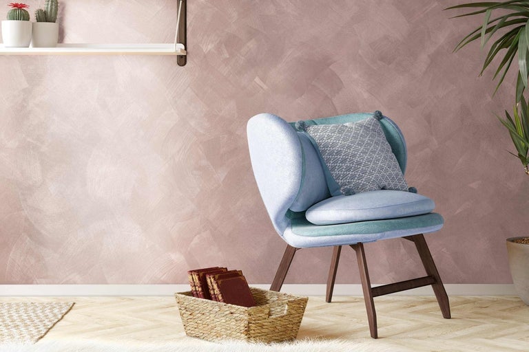 Izba s kreslom, vankúšmi, košom na knihy a nástennou policou