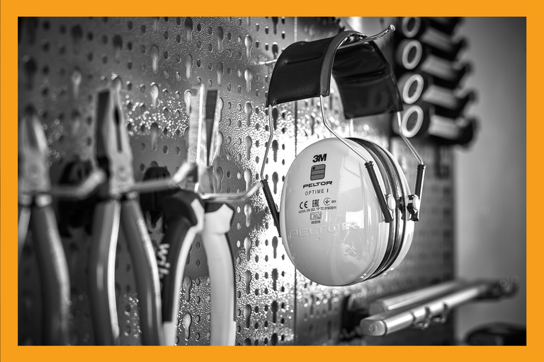 Chrániče sluchu 3M Peltor Optime I na stene s náradím