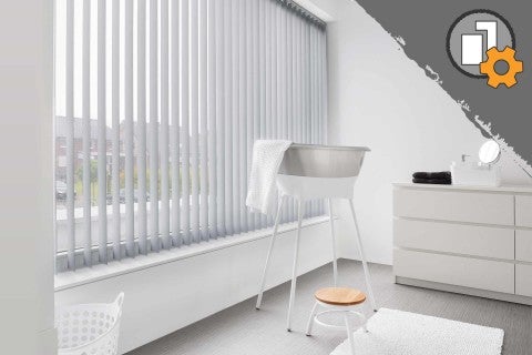 Svetlá kúpeľňa s vertikálnymi žalúziami, vaňou, komodou a dekoráciou