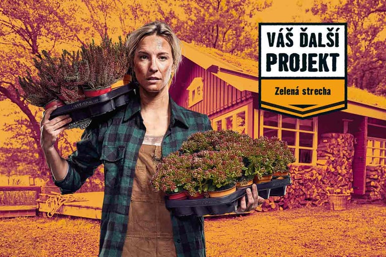 Žena nesie kvetináče na pozadí domu s nápisom Váš ďalší projekt Zelená strecha