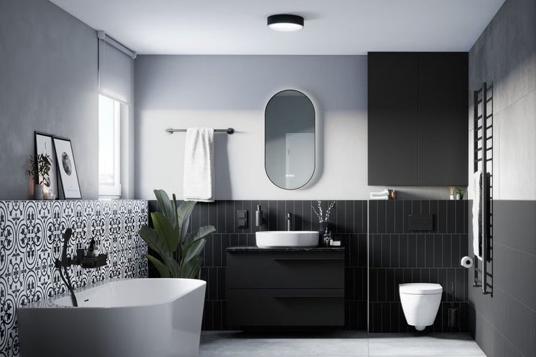 Svetlá kúpeľňa s vaňou, umývadlom, zrkadlom a toaletou v modernom dizajne