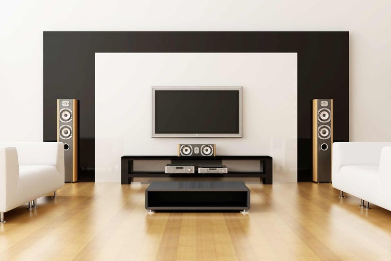 Obývacia izba s televízorom, reproduktormi, nízkou skrinkou a gaučom