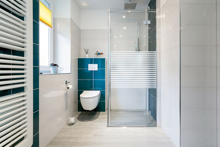 Svetlá kúpeľňa so sprchou, toaletou a radiátorom