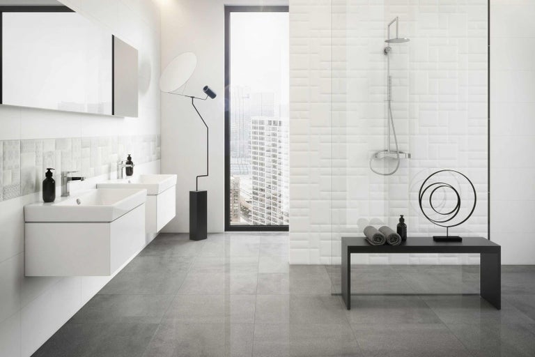 Svetlá kúpeľňa s umývadlami, zrkadlom, sprchou a sivými dlaždicami