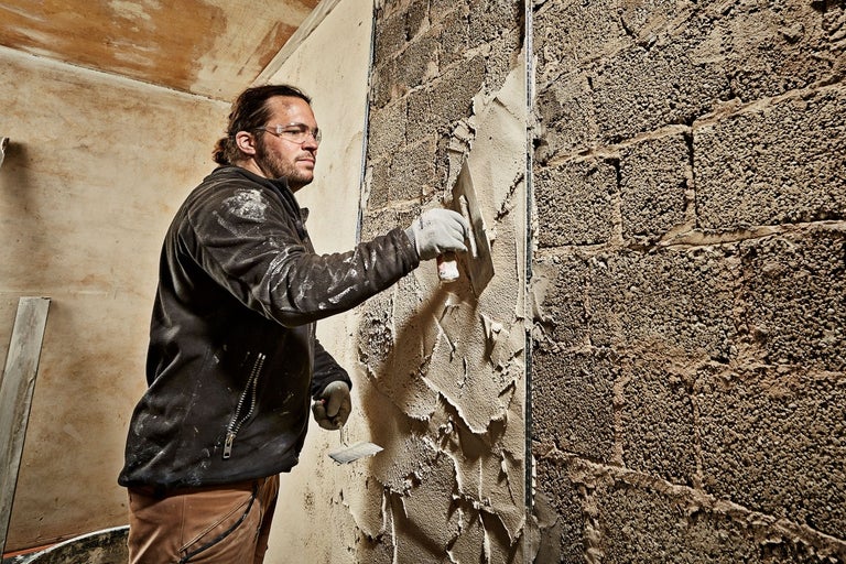 Ako naniesť omietku na stenu