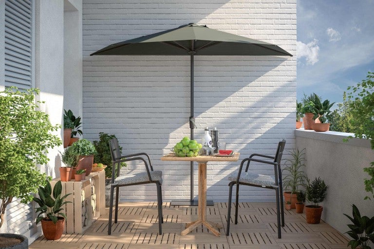 Balkón so slnečníkom, stolom a stoličkami