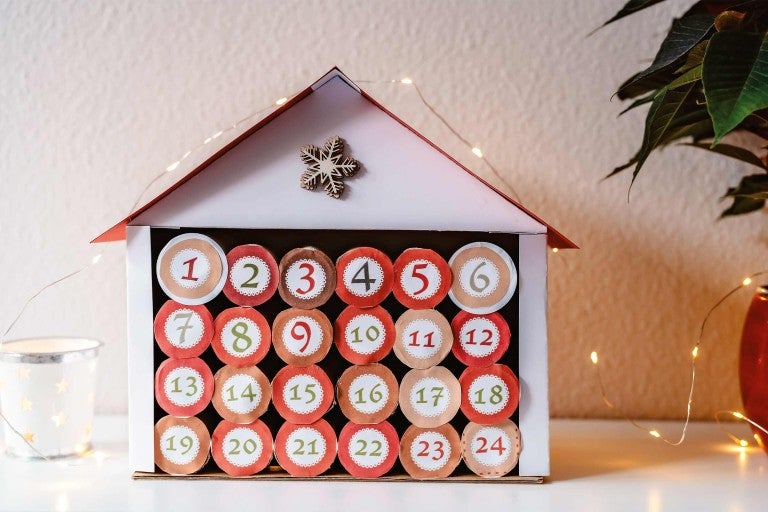 Adventný kalendár v dizajne domu s 24 očíslovanými dvierkami