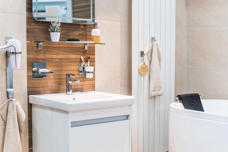 Moderná kúpeľňa s umývadlom, zrkadlom a doplnkami