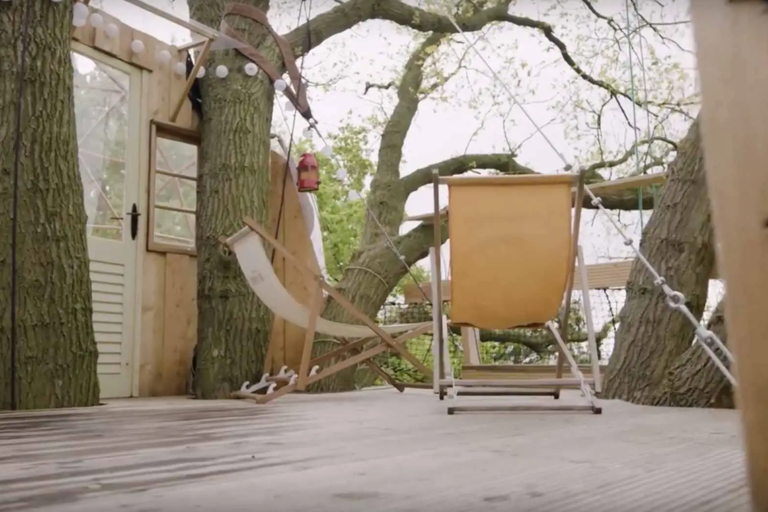 Dom na strome s drevenou terasou a dvoma ležadlami