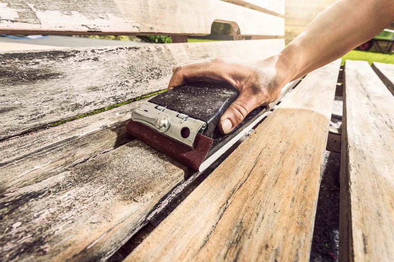 Ručná brúska na drevenej lavici