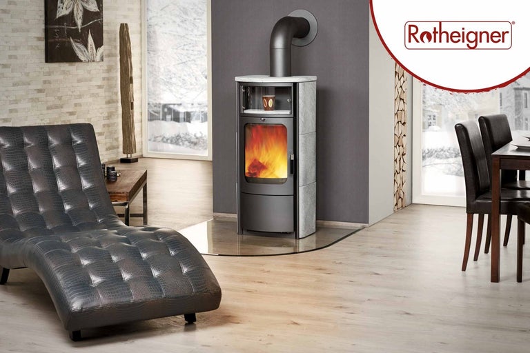 Obývacia izba s krbovými kachľami a ležadlom