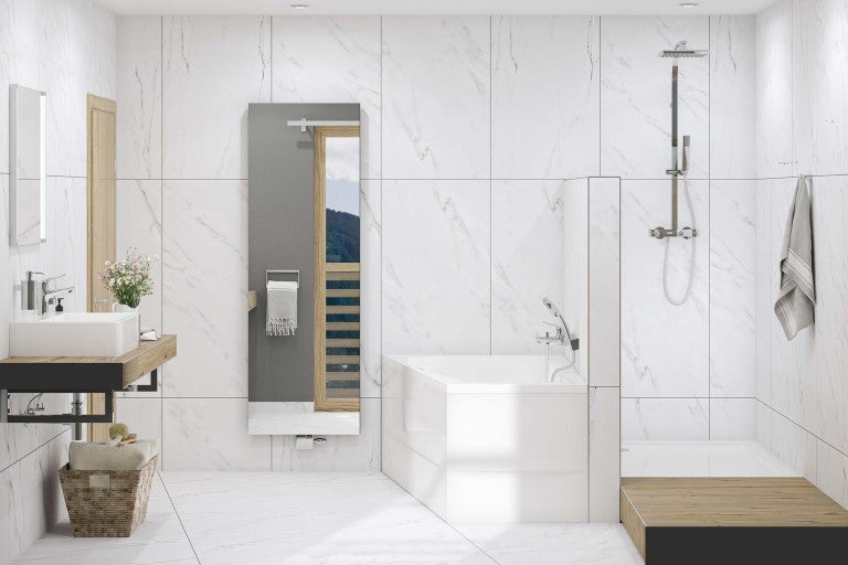 Svetlá kúpeľňa s vaňou, sprchou, umývadlom a zrkadlom