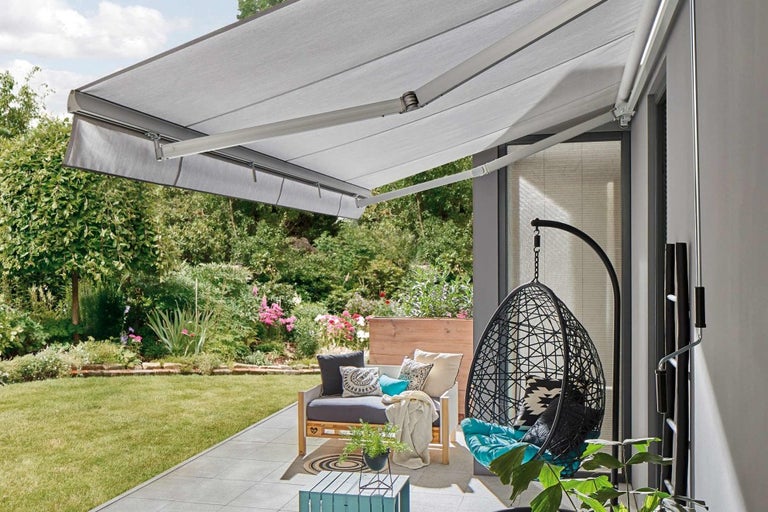 Terasa s markízou, sedením a závesným košom