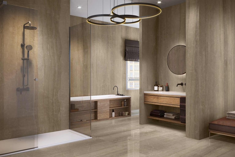 Moderná kúpeľňa so sprchou, vaňou, umývadlom a zrkadlom