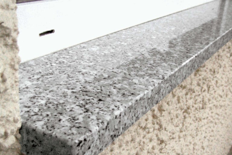 Žulový okenný parapet