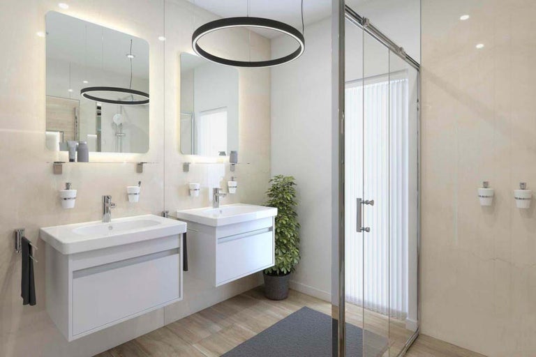 Kúpeľňa s dvoma skrinkami pod umývadlo, osvetlenými zrkadlami, okrúhlym stropným svietidlom a sprchovacím kútom