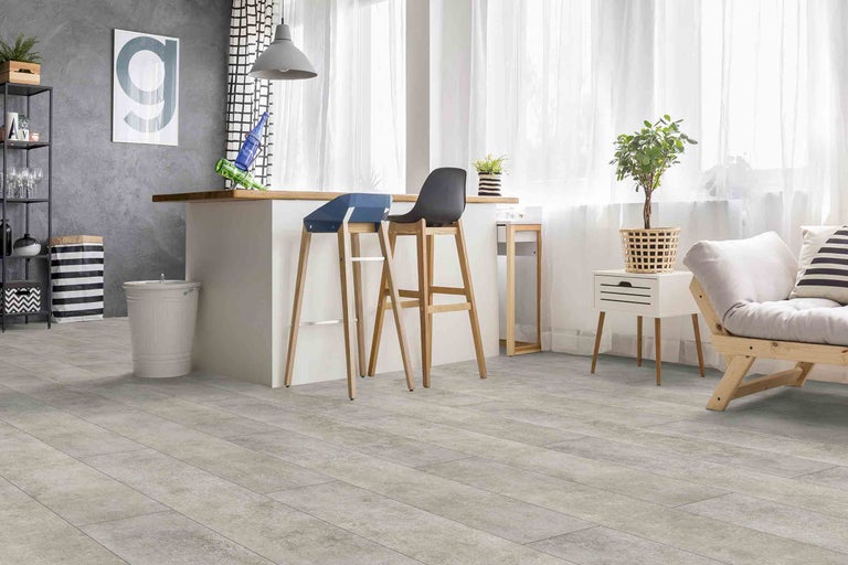 Moderná obývacia izba so sivou vinylovou podlahou s dreveným vzhľadom, barovými stoličkami a minimalistickou dekoráciou