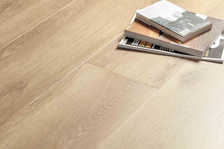 Svetlá laminátová podlaha s časopismi navrchu