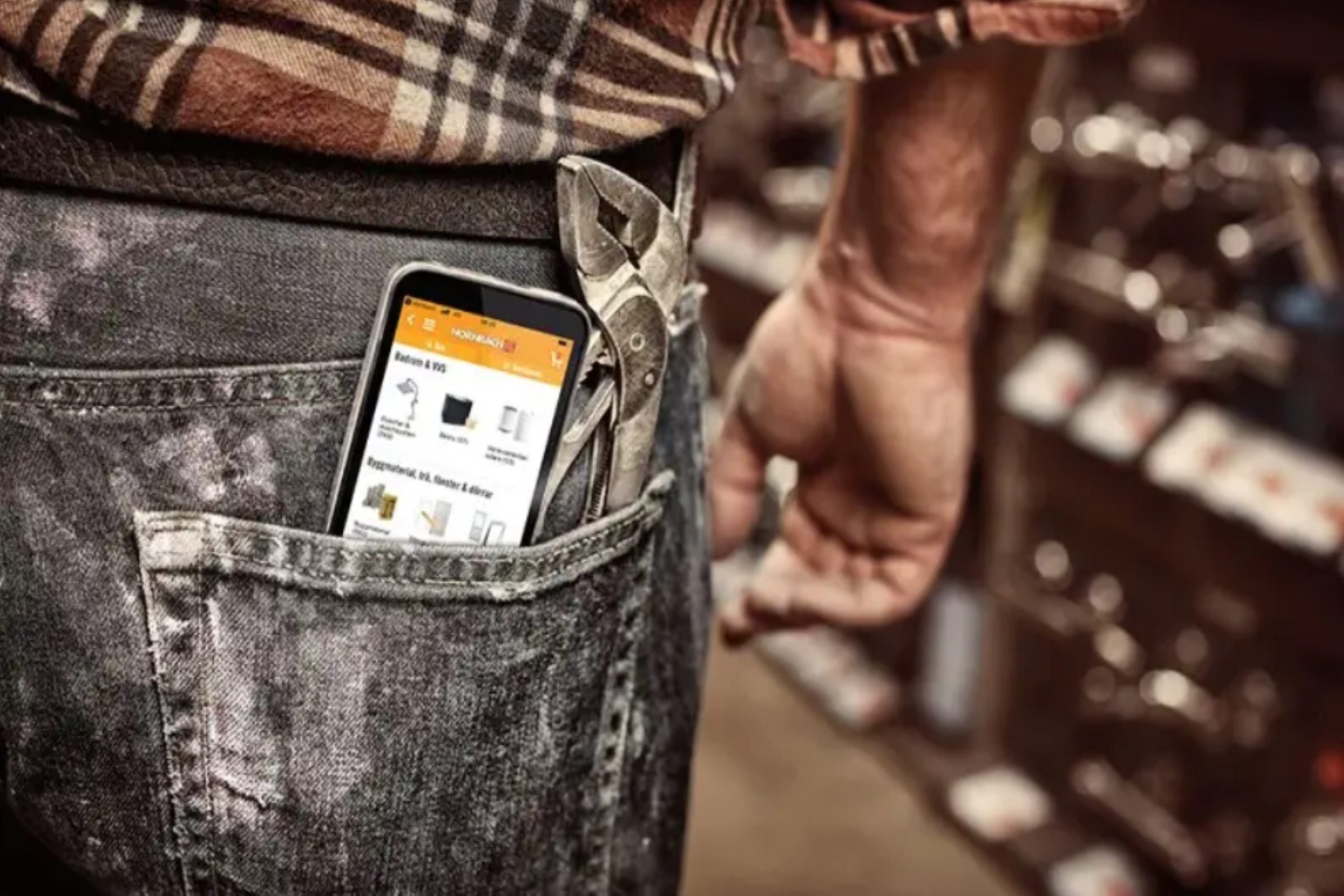 Osoba so smartfónom a hasákom vo vrecku, na displeji je vidieť aplikácia Hornbach.