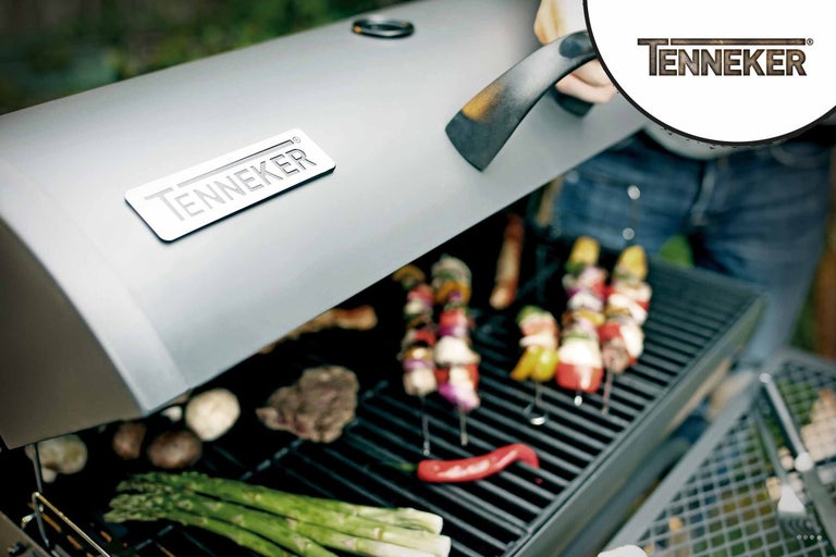 Gril Tennekker s grilovaným jedlom a zeleninou