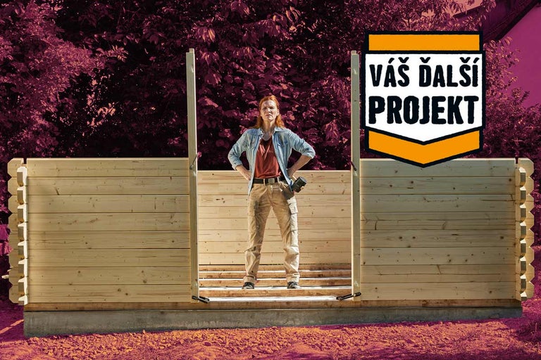 Žena v rozostavanom drevenom záhradnom domčeku s pečaťou Váš ďalší projekt.