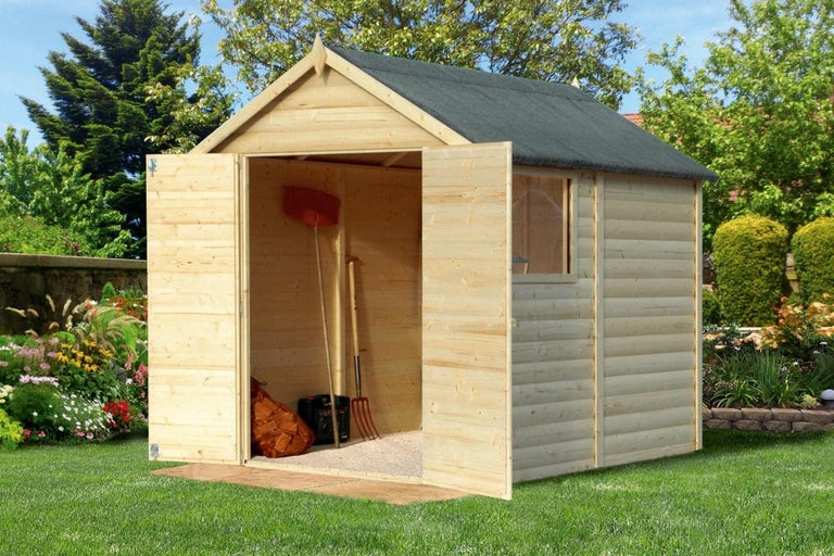 Drevený záhradný domček s otvorenými dverami a záhradným náradím