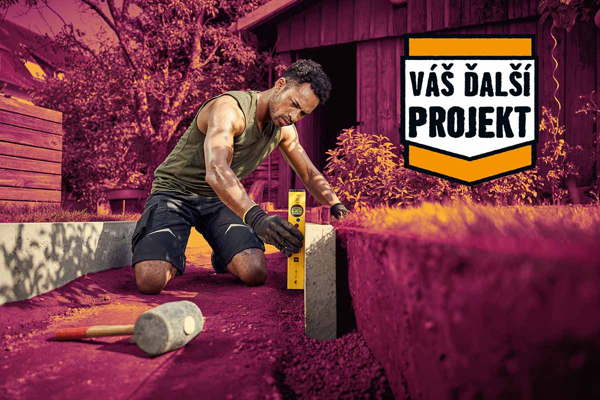 Muž v záhrade vyrovnáva betónové obruby pomocou vodováhy. Vedľa leží gumené kladivo. Logo s textom Váš ďalší projekt.