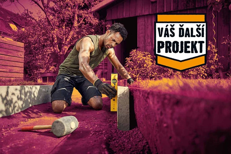 Muž v záhrade vyrovnáva betónové obruby pomocou vodováhy. Vedľa leží gumené kladivo. Logo s textom Váš ďalší projekt.