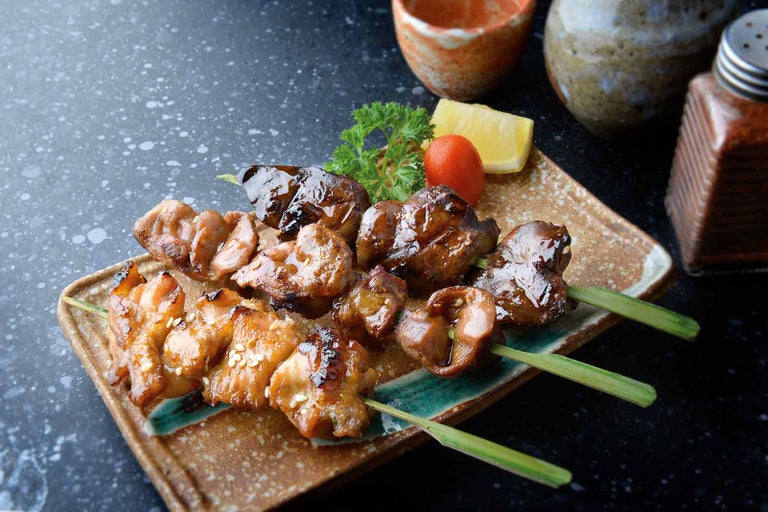 Tri špízy s grilovaným kuracím mäsom na tanieri