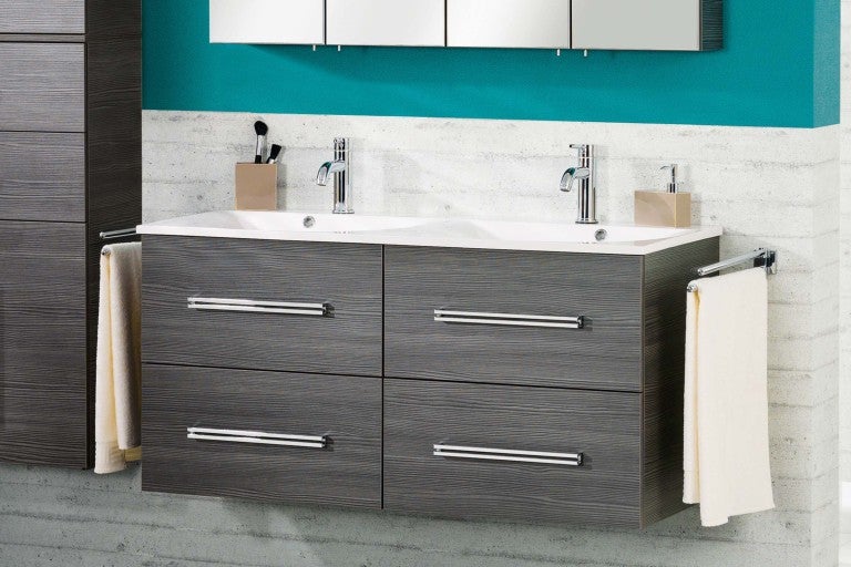 Kúpeľňa s dvojitou umývadlovou skrinkou vo vzhľade dreva, dve umývadlá a dve batérie