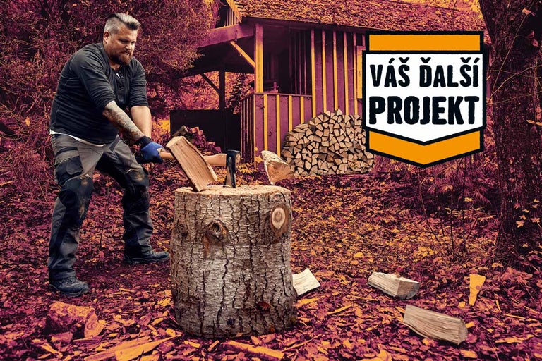 Remeselník štiepi vonku drevo sekerou na pni pred drevenou chatou s logom Hornbach Váš ďalší projekt.