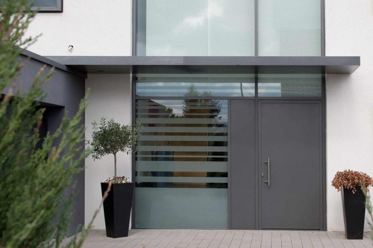 Vchodové dvere s bočným panelom a svetlíkom v modernom dome