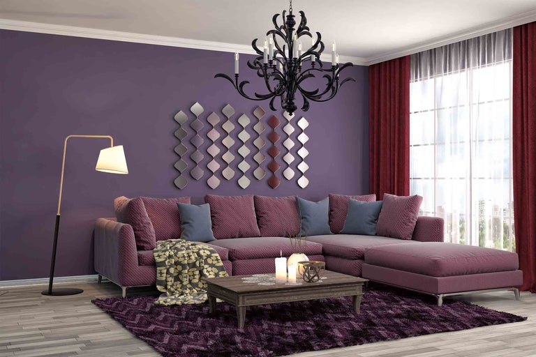 Obývacia izba s rohovou pohovkou, kobercom, stropným svietidlom a stojacou lampou