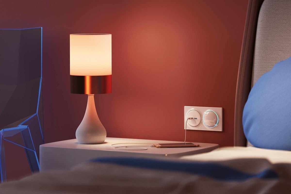 Nočná lampa na stole vedľa zásuvky s USB portom