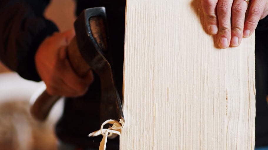 Hoblík opracováva drevenú dosku