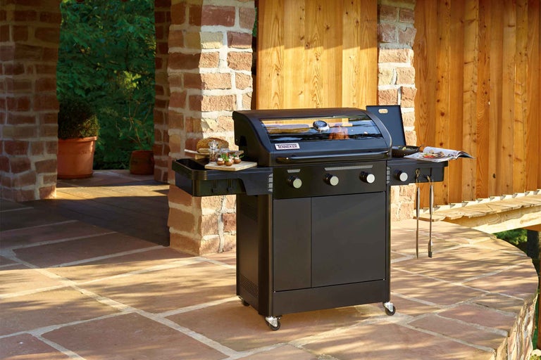 Plynový gril Tenneker s príslušenstvom na terase