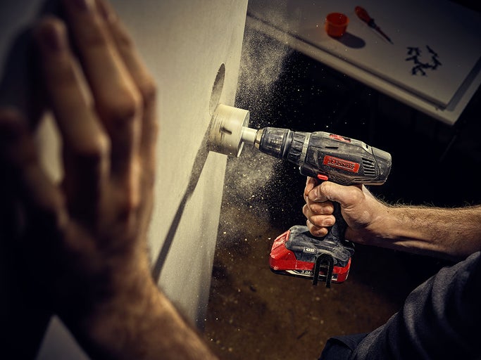 Vŕtanie otvoru do steny pomocou dierovky a akumulátorového vŕtacieho skrutkovača.