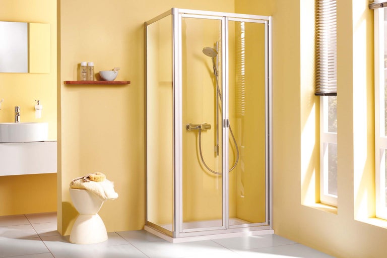 Kúpeľňa so sprchovacím kútom, umývadlom a oknom